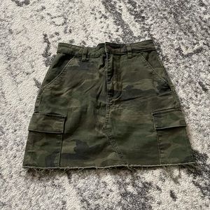 Hollister - Women’s Ultra High Rise Cargo Camo Print Skirt - 26